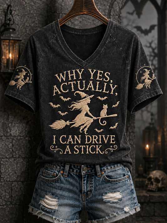 Kobiecy śmieszny t-shirt na Halloween z nadrukiem czarodziejki: „Tak, naprawdę potrafię prowadzić samochód z manualną skrzynią biegów” w stylu casual z dekoltem w kształcie litery V